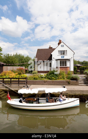 Un bateau à Benson Lock, avec l'écluse Benson Lock, River Thames, Benson, Oxfordshire Angleterre Royaume-Uni Banque D'Images