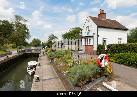 Un bateau à Benson, avec la maison éclusière, rivière Thames, Oxfordshire, UK Banque D'Images