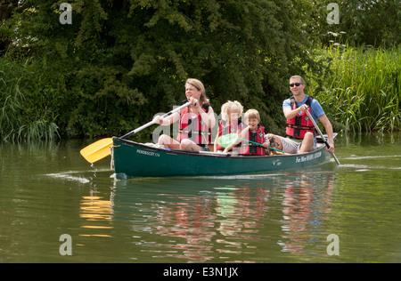 Une famille ayant un des vacances d'un bateau d'aviron sur la Tamise dans l'Oxfordshire, Angleterre Royaume-uni Banque D'Images