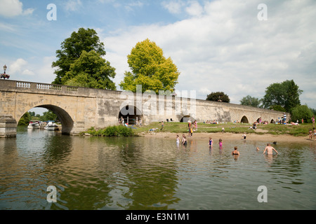 Personnes piscine et baignade dans la Tamise à Wallingford, Oxfordshire England UK Banque D'Images