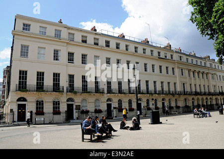 Des gens assis sur des bancs de manger le déjeuner à Fitzroy Square, Bloomsbury Londres Angleterre Royaume-uni Banque D'Images