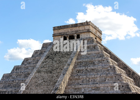 El Castillo, Temple Pyramide de Kukulkan, le dieu serpent maya à Chichen Itza, Yucatan, Mexique. Banque D'Images