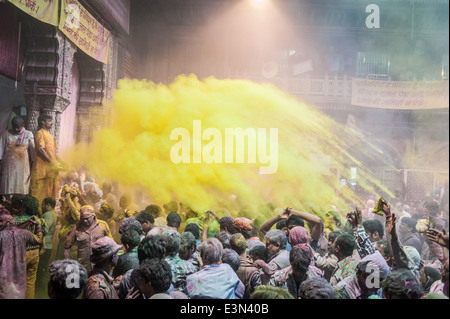 Les gens célébrant Holi festival 2014, Vrindavan, Inde. Banque D'Images