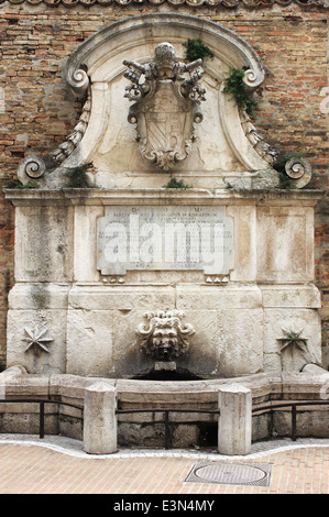 Fontaine de Benoît XIII à Urbino, Italie Banque D'Images