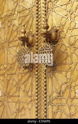 Le golden heurtoirs de porte du Palais Royal de Fès, Maroc Banque D'Images