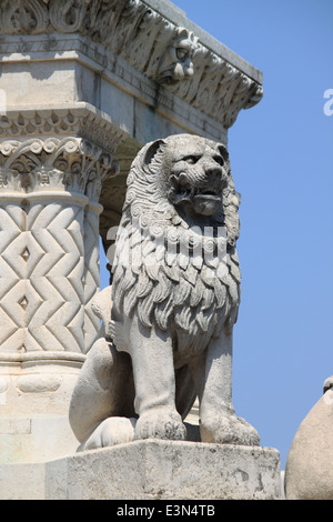 Statue de Lion au Bastion des Pêcheurs de Budapest, Hongrie Banque D'Images