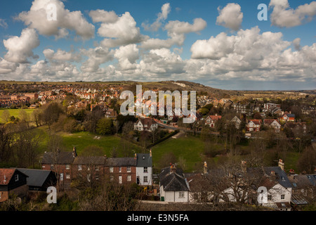 Vue sur les maisons dans la prairie du château normand de Lewes, Angleterre Banque D'Images