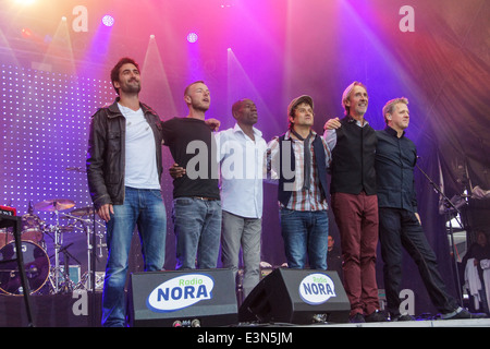 Kiel, Allemagne. 24ème Juin, 2014. La bande de Mike et la mécanique avec Mike Rutherford de Genesis est également l'exécution © Björn Deutschmann/Alamy Live News Banque D'Images