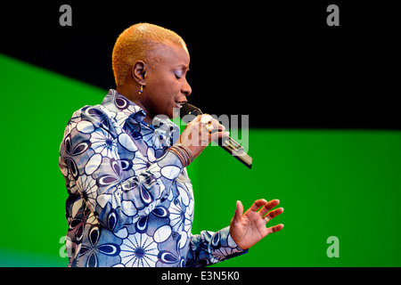 Angélique Kidjo chante sur la Jimmy Lyons étape - 2010 Festival de jazz de Monterey, Californie Banque D'Images