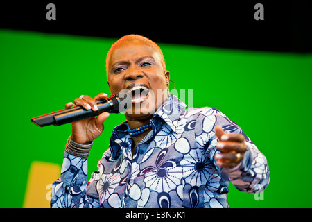 Angélique Kidjo chante sur la Jimmy Lyons étape - 2010 Festival de jazz de Monterey, Californie Banque D'Images