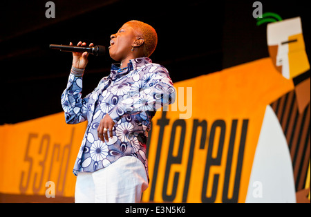 Angélique Kidjo chante sur la Jimmy Lyons étape - 2010 Festival de jazz de Monterey, Californie Banque D'Images