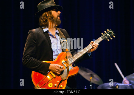 Chris Simmons joue la guitare solo pour Leon Russell au coucher du soleil - Centre de Carmel, Californie Banque D'Images