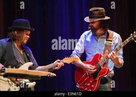 Chris Simmons joue la guitare solo pour Leon Russell au coucher du soleil - Centre de Carmel, Californie Banque D'Images