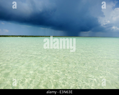 Plus d'orage tropical eau peu profonde sur l'île de Mayaguana aux Bahamas. Banque D'Images