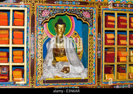 Une statue de Bouddha dans un temple bouddhiste dans le village de SAMAGAUN autour sur le MANASLU TREK - NUPRI RÉGION, NÉPAL Banque D'Images