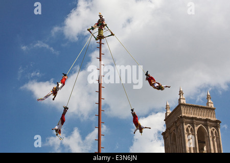 L'EL TAJIN SKY DANCERS DE VERACRUZ effectuer au cours de l'indépendance - San Miguel de Allende, Mexique Banque D'Images