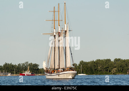 L'Empire Sandy grand voilier toutes voiles dehors de partir du port de Toronto avec une pleine charge de touristes à bord. Banque D'Images