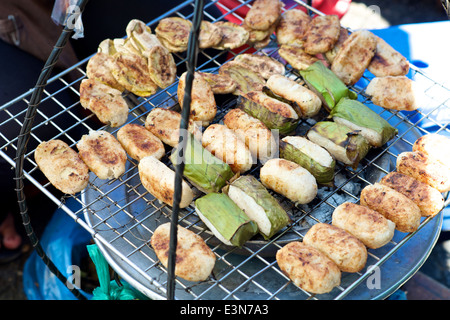 Spécialité vietnamienne Banana gâteau de riz enveloppé dans des feuilles Banque D'Images