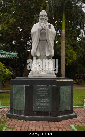 Une statue de pierre de Confucius dans le jardin chinois près de Intramuros - MANILLE, PHILIPPINES Banque D'Images