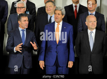 Bruxelles, Bruxelles. 25 Juin, 2014. Secrétaire général de l'OTAN et Anders Fogh Rasmussen (L), le secrétaire d'Etat américain John Kerry (C) et le Ministre britannique des affaires étrangères, William Hague (R) assister à la séance photo de réunions des ministres des affaires étrangères de l'OTAN à son siège à Bruxelles, capitale de Bruxelles, le 25 juin 2014. © Ye Pingfan/Xinhua/Alamy Live News Banque D'Images