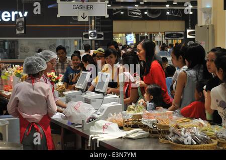 Phnom Penh, Cambodge. 24 Juin, 2014. Une foule de gens faire du shopping au centre commercial Aeon à Phnom Penh, Cambodge, 24 juin 2014. Les Japonais-investi shopping mall est actuellement le plus grand centre commercial du Cambodge moderne, qui serait construit au coût de 205 millions de dollars américains. Le Premier ministre cambodgien Hun Sen et le Ministre japonais des affaires étrangères Fumio Kishida va inaugurer conjointement le centre commercial de 4 étages le 30 juin après 18 mois de construction. © Li Hong/Xinhua/Alamy Live News Banque D'Images