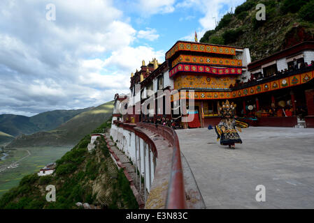 Lhasa, Chine, région autonome du Tibet. 25 Juin, 2014. Un lama effectue la danse du sorcier à l'Drigong Ti Temple dans le comté de Maizhokunggar de Lhassa, au sud-ouest de la région autonome du Tibet de la Chine, le 25 juin 2014. Sorcerer's dance a été effectué durant les cinq jours d'été annuel de l'assemblée générale du dharma Drigong Ti Temple, un temple avec une histoire de plus de 830 ans. Sorcerer's dance est une danse rituelle religieuse dans le Bouddhisme Tibétain, au cours de laquelle les interprètes portent des masques et des robes en dansant. © Purbu Zhaxi/Xinhua/Alamy Live News Banque D'Images