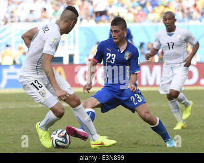 Natal, Brésil. 24 Juin, 2014. L'Italie Marco Verratti (R, à l'avant) le dispute à l'Uruguay, Jose Maria Gimenez durant un groupe d match entre l'Italie et l'Uruguay de 2014 Coupe du Monde de la FIFA, à l'Estadio das Dunas Stadium à Natal, Brésil, 24 juin 2014. L'Uruguay a gagné 1-0 sur l'Italie mardi. © Lui Siu Wai/Xinhua/Alamy Live News Banque D'Images