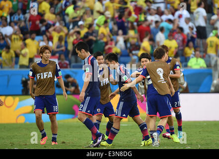 Cuiaba, Brésil. 24 Juin, 2014. Les joueurs du Japon célébrer l'objectif lors d'un match du groupe C entre le Japon et la Colombie de 2014 Coupe du Monde de la FIFA à l'Arena Pantanal à Cuiaba, Brésil, 24 juin 2014. © Liu Dawei/Xinhua/Alamy Live News Banque D'Images