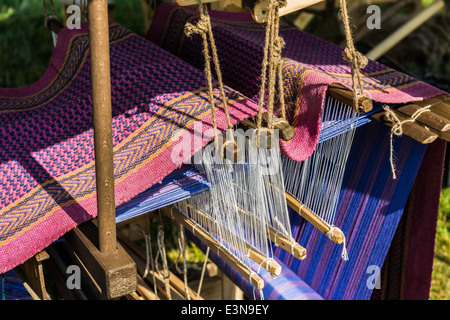 Photo verticale de tisser à la main tapis en exposition dans le cadre du 4e Festival International de la fois et des époques Banque D'Images