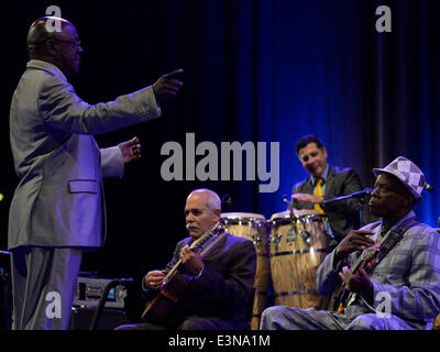 Prague, République tchèque. 25 Juin, 2014. Peuple cubain Orquesta Buena Vista Social Club effectue au sein de l'Adios Tour à Prague, République tchèque, 25 juin, 2014. Photo : CTK Michal Krumphanzl/Photo/Alamy Live News Banque D'Images