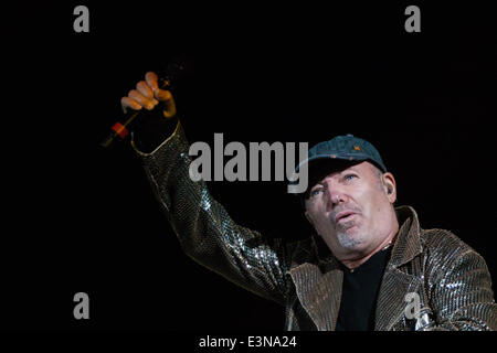 Rome, Italie. 25 Juin, 2014. Le chanteur italien Vasco Rossi joue sur la scène lors de son concert au Stade olympique de Rome, Italie, 25 juin 2014. Le concert signe le début de son vivre Kom 014's tour. Credit : Luigi Orru/NurPhoto ZUMAPRESS.com/Alamy/Live News Banque D'Images