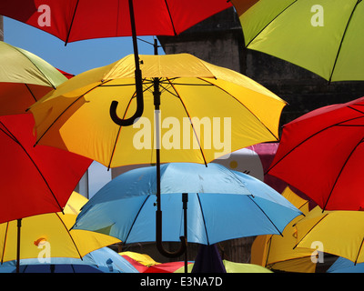 Beaucoup de parapluies colorant le ciel dans la ville de Pola,Croatie Banque D'Images