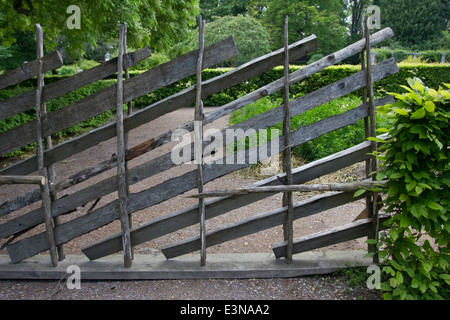 Une clôture en bois dans le jardin botanique de Visby, sur l'île de Gotland, Suède Banque D'Images