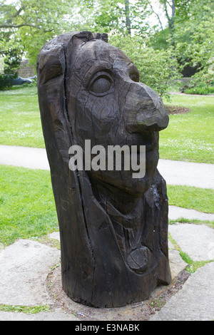 Une statue en bois de la zoologiste, botaniste suédois Carl Linné en médecin et Botaniska Tradgarden à Visby, Gotland, Suède Banque D'Images