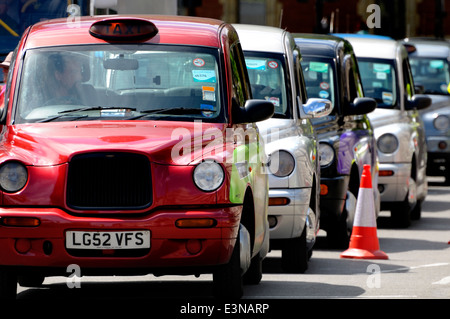 Londres, Angleterre, Royaume-Uni. Ligne de taxis de Londres, noir, blanc et rouge Banque D'Images