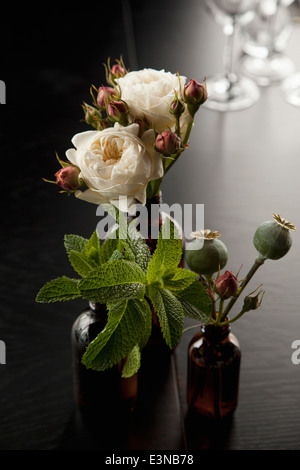 Fleurs dans un vase sur la table Banque D'Images