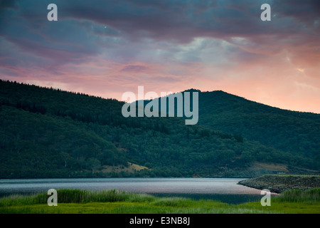 Vue tranquille de la montagne et lac au crépuscule, Khancoban, New South Wales, Australie Banque D'Images