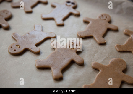 Gingerbread cookies sur la plaque Banque D'Images