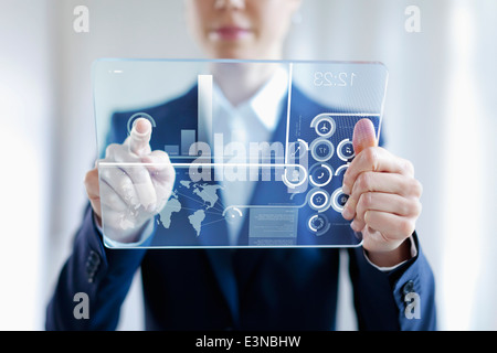 Businesswoman Touching Futuristic sur tablette numérique en verre avec graphique Banque D'Images
