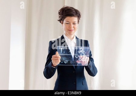 Portrait Of Happy Businesswoman Using Digital Tablet futuriste transparent Banque D'Images