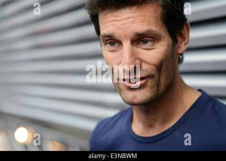 Spielberg, en Autriche. 21 Juin, 2014. Ancien pilote de Formule 1 Mark Webber a un chat dans le paddock à la piste de course Red Bull Ring de Spielberg, en Autriche, le 21 juin 2014. 2014 Le Grand Prix de Formule 1 de l'Autriche aura lieu le 22 juin. Photo : David Ebener/DPA - PAS DE FIL - SERVICE/dpa/Alamy Live News Banque D'Images