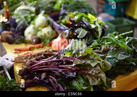 Légumes-feuilles sur la table de vente dans le marché Banque D'Images