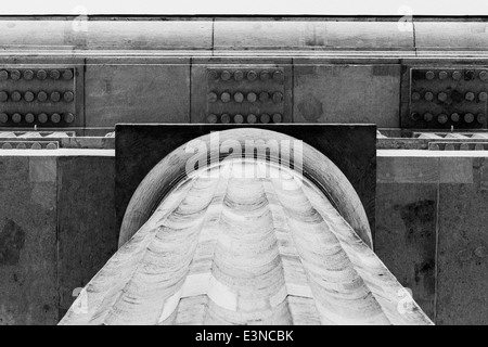 Low angle view of Brandenburg Gate, Berlin, Allemagne Banque D'Images