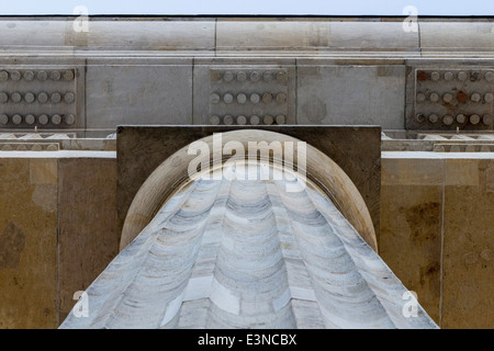 Low angle view of Porte de Brandebourg contre ciel clair, Berlin, Allemagne Banque D'Images