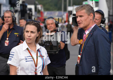 Spielberg, en Autriche. 21 Juin, 2014. L'ambassadeur de Red Bull, ex-pilote de Formule 1 David Coulthard, a un chat avec le vice-principal de l'équipe de Williams, en Claire Williams, dans le paddock à la piste de course Red Bull Ring de Spielberg, en Autriche, le 21 juin 2014. 2014 Le Grand Prix de Formule 1 de l'Autriche aura lieu le 22 juin. Photo : David Ebener/DPA - PAS DE FIL - SERVICE/dpa/Alamy Live News Banque D'Images