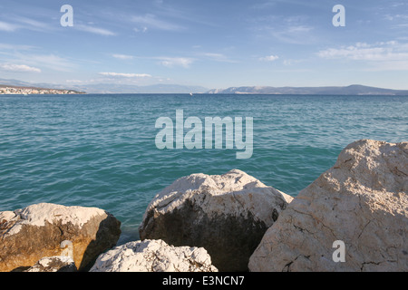 Paysage croate avec des rochers, Mer et montagnes, vu de la plage à Crikvenica. Se concentrer sur les rochers Banque D'Images