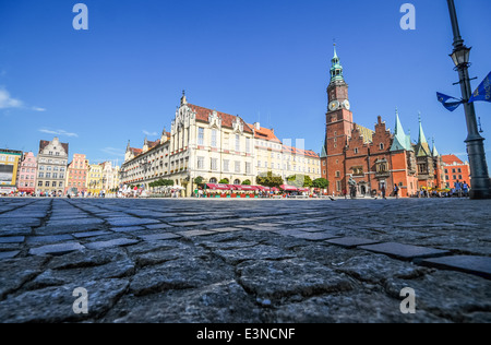 Place du marché de Wroclaw, Pologne avec les bâtiments historiques et les piétons. Banque D'Images