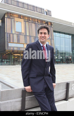 Chef du Parti travailliste et député de Doncaster North, Ed MIliband à l'extérieur avec salle de spectacle, Doncaster, South Yorkshire, UK Banque D'Images