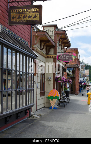 Les magasins de détail intéressant, boutiques et restaurants sur la rue principale (1er st.) de la Conner, l'État de Washington. Art Gallery. Banque D'Images