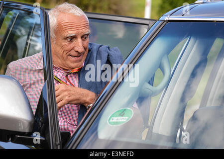 Spielberg, en Autriche. 21 Juin, 2014. Le président de Red Bull, Dietrich Mateschitz, quitte le paddock à la piste de course Red Bull Ring de Spielberg, en Autriche, le 21 juin 2014. 2014 Le Grand Prix de Formule 1 de l'Autriche aura lieu le 22 juin. Photo : David Ebener/DPA - PAS DE FIL - SERVICE/dpa/Alamy Live News Banque D'Images